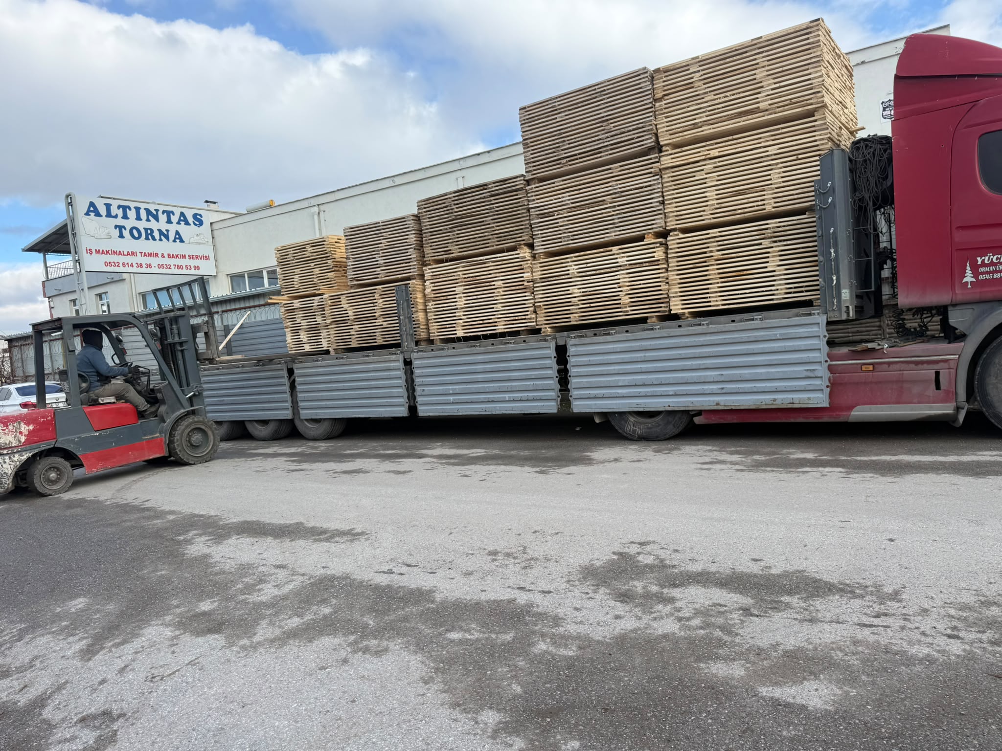 Kereste yükleme forklift operasyonu
